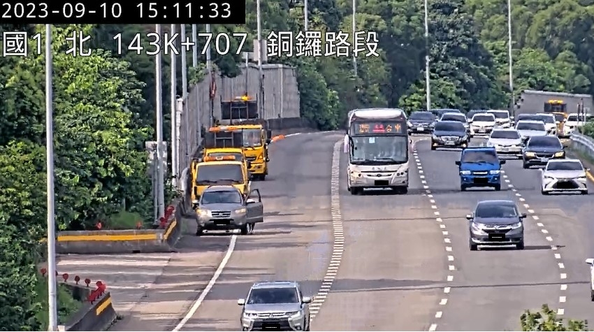 112年9月10日國1南向銅鑼路段故障車車主拒絕已到場之特約拖救車且下車推車（圖：交通部高公局）