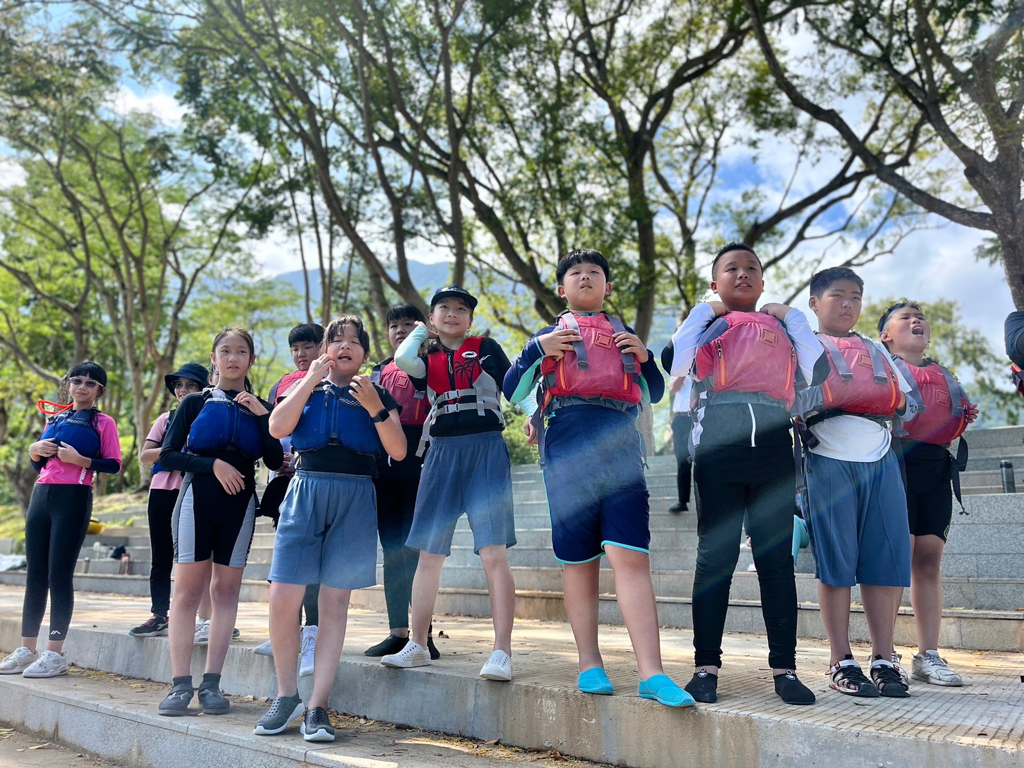 挑戰即將開始,孩子目光堅定地望向遠方。