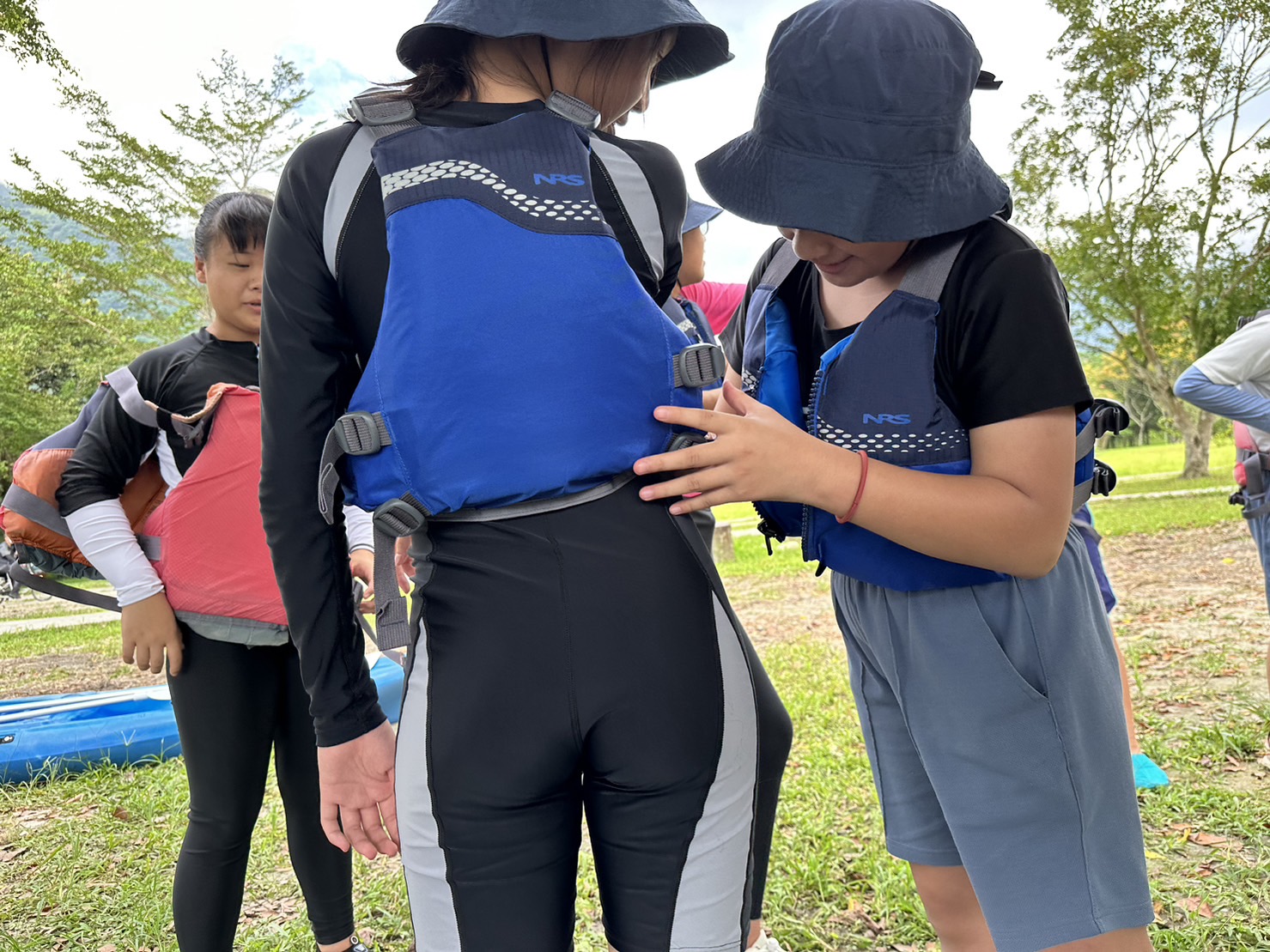 自己安全自己負責,孩子相互檢查救生衣是否穿妥。