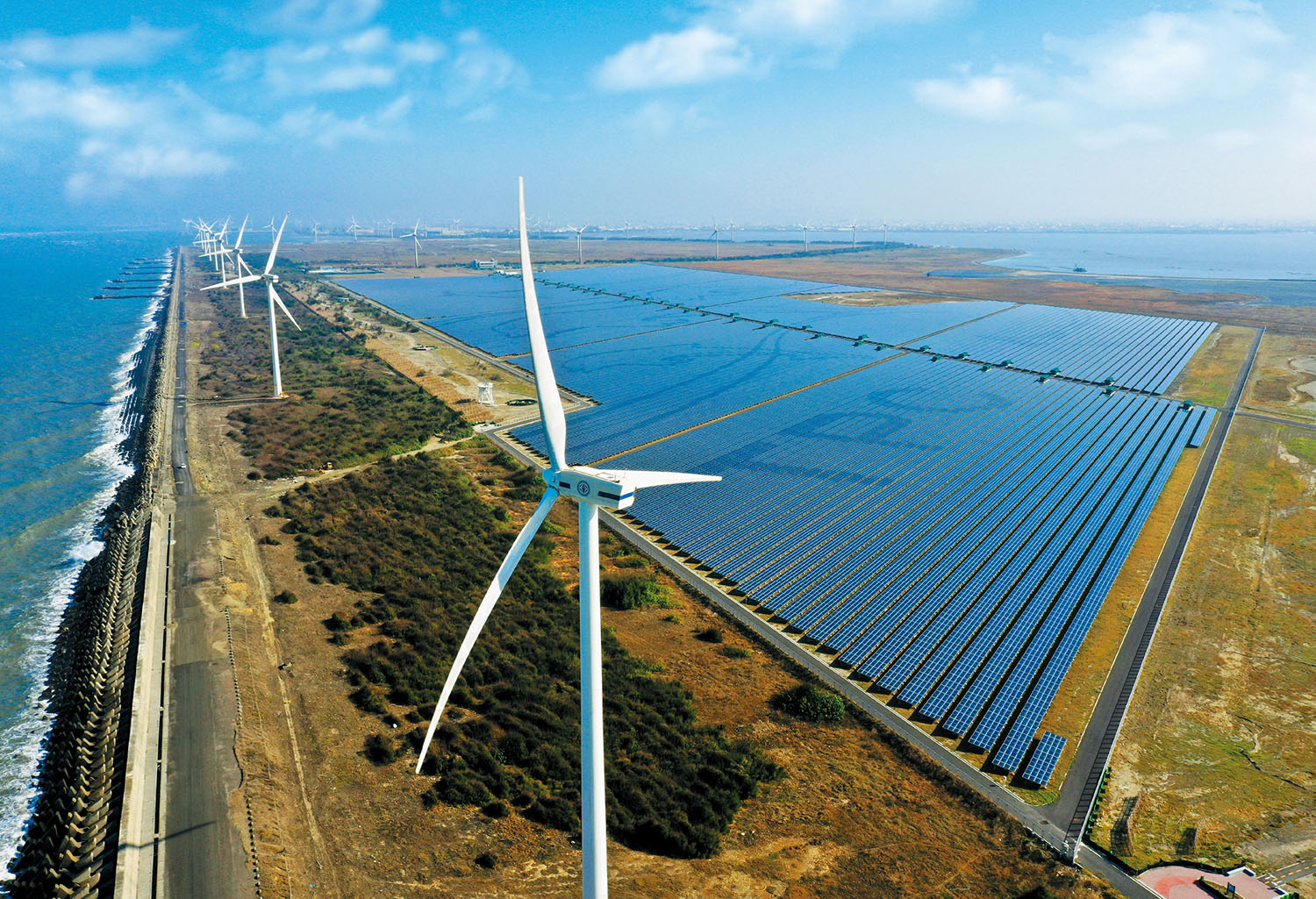 綠能成為擴大減煤的重要助力,包括近期風力發電屢創新高,結合太陽光電出力甚至一度高達800萬瓩以上。 綠能成為擴大減煤的重要助力,包括近期風力發電屢創新高,結合太陽光電出力甚至一度高達800萬瓩以上。