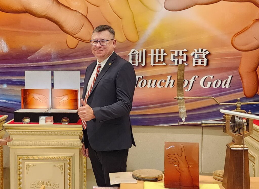 雕刻大師 湯瑪斯‧雷瑟親自出席2023年摩瑟水晶特展。