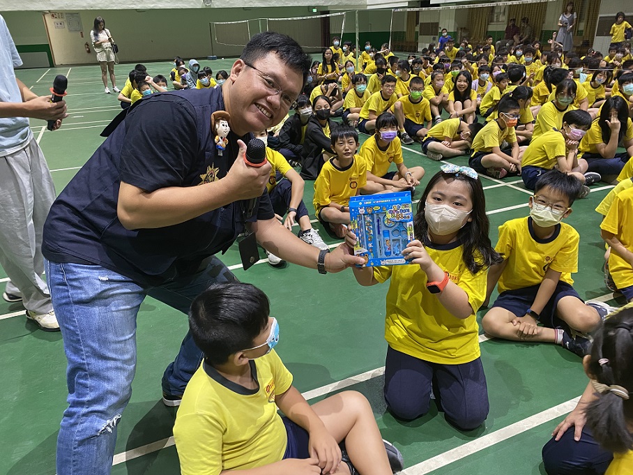 ▲圖說：學生在台下認真聽講，開心應答拿獎品 （圖／台中市政府提供）