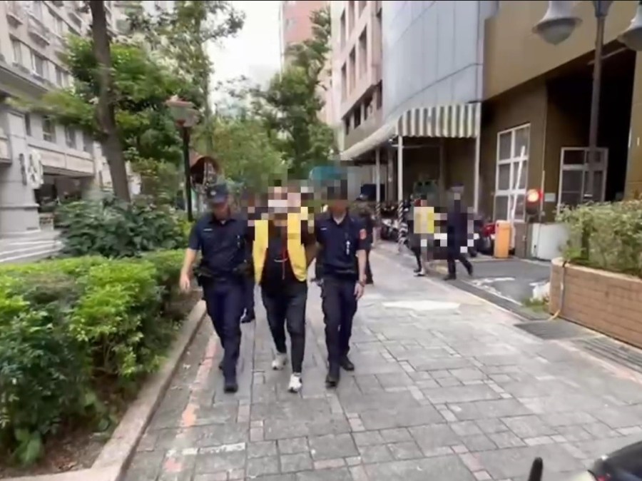 為討3萬5000元債務 7惡煞樓梯間灑汽油縱火被逮 213 cnews204231004a02