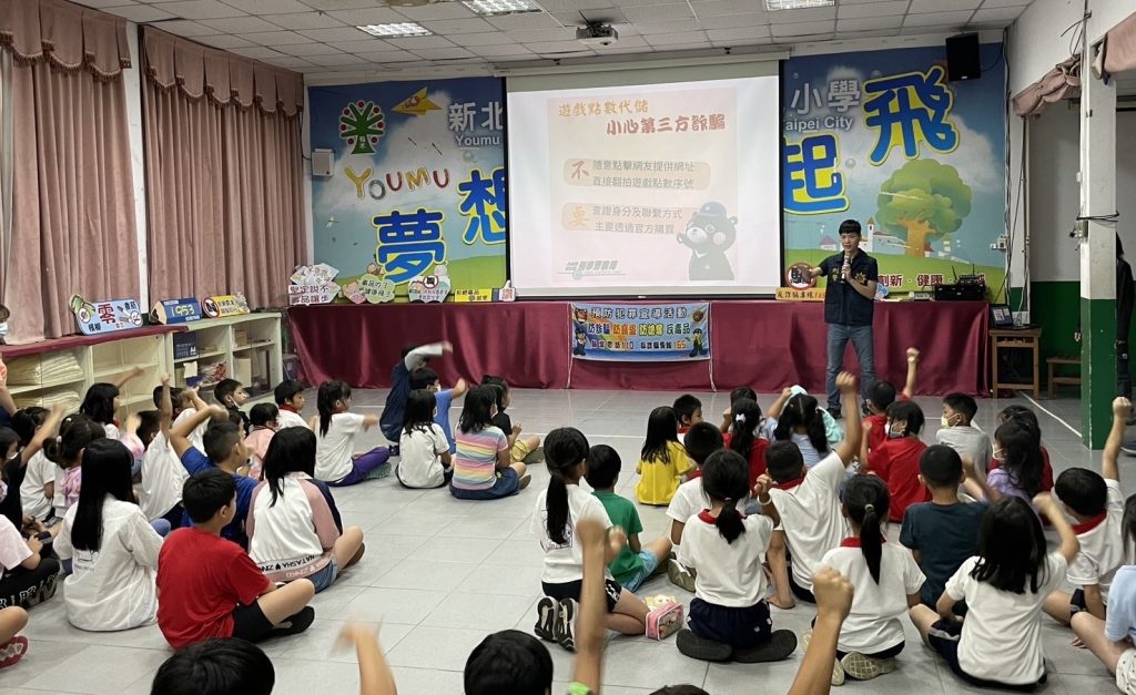 土城分局偵查隊副隊長林長儀率隊前往有木國小舉辦犯罪預防宣導活動。（記者 張艷君翻攝）