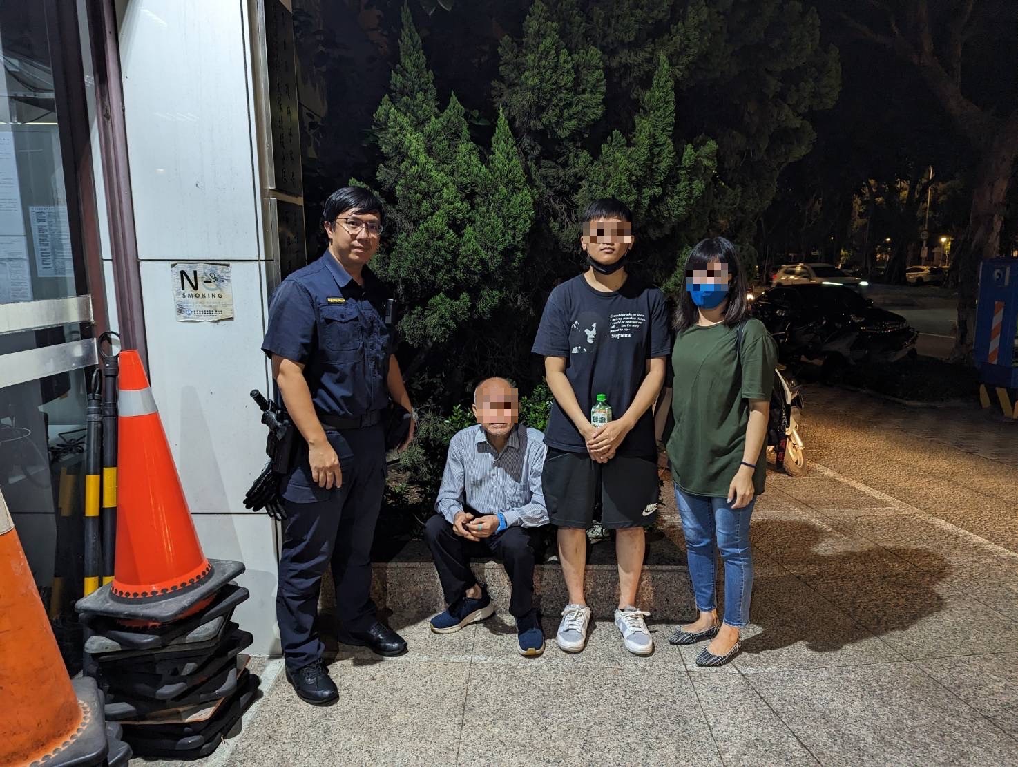 失智的郭姓老翁凌晨搭乘計程車南下返鄉，家屬焦急報警協尋，所幸虛驚一場。（記者薛秀蓮翻攝）