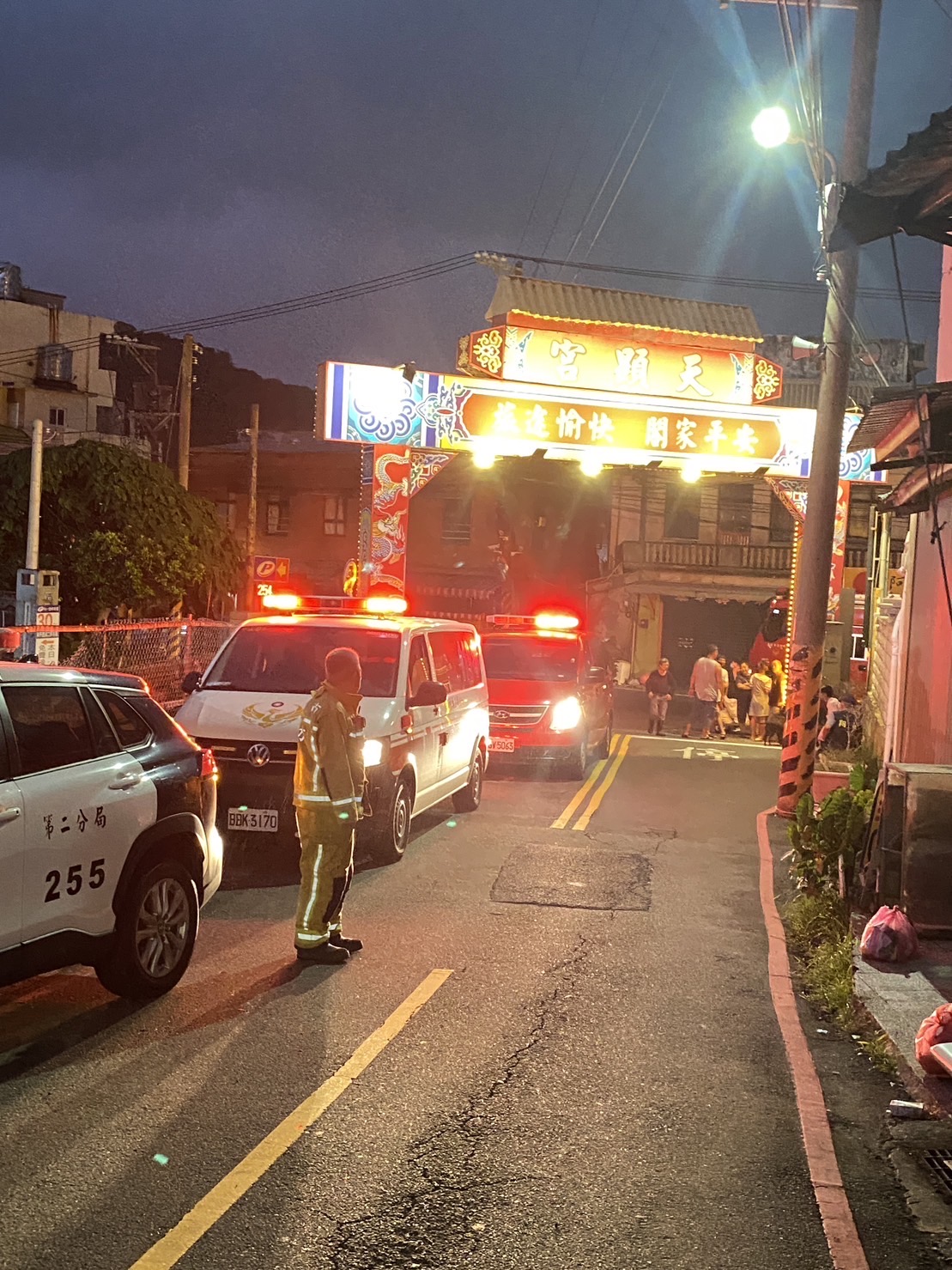 警方於現場指揮，保持車輛管制順暢。（記者薛秀蓮翻攝）