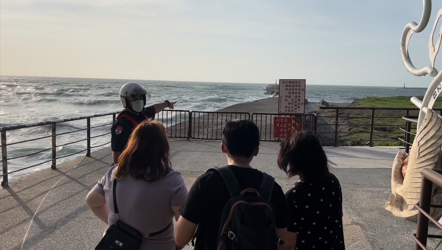 「小犬」掀巨浪 高雄港警苦心勸導民眾離海邊