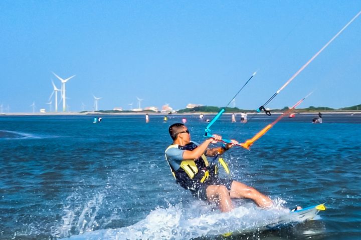 風箏衝浪競賽。 圖:台中市觀光旅遊局/提供