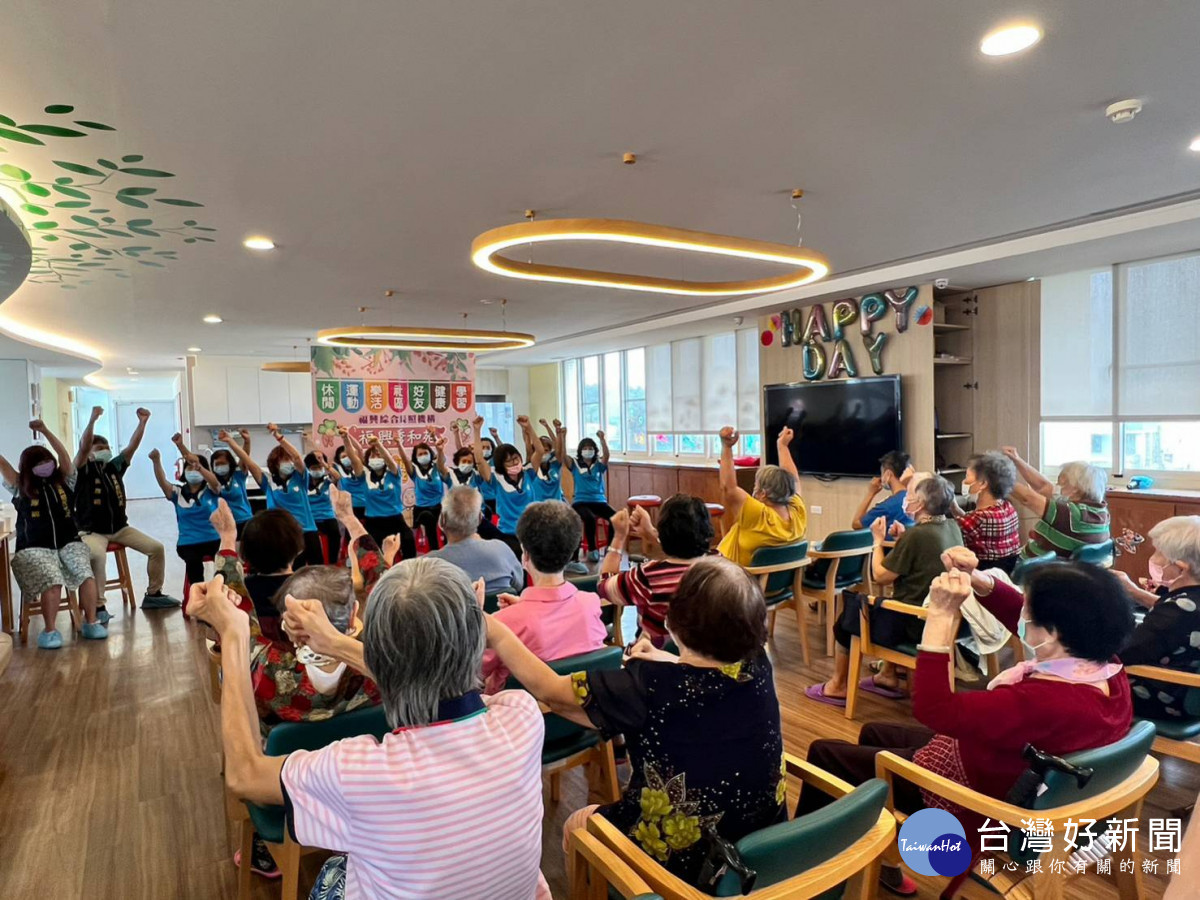 同安社區關懷據點銀髮族到秀和苑日照中心與阿公阿嬤同樂。圖/秀傳醫院提供