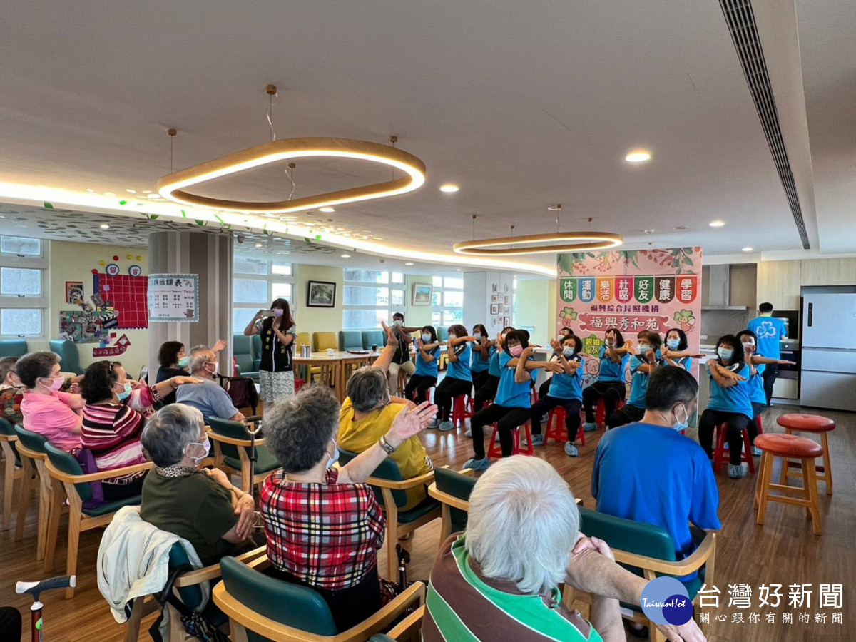 同安社區關懷據點銀髮族到秀和苑日照中心與阿公阿嬤同樂。圖/秀傳醫院提供