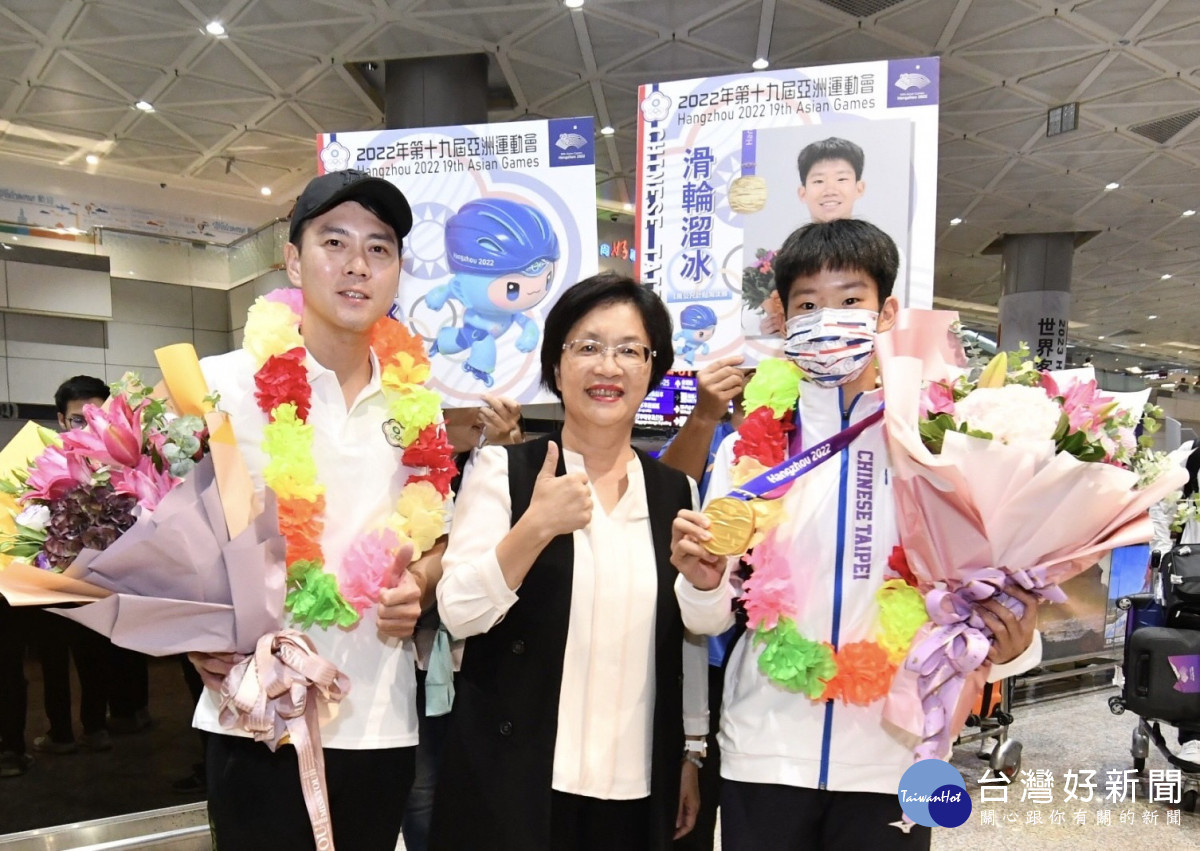 施沛妤勇奪亞運金牌載譽歸國，王惠美縣長與親友團前往機場接機。左起為教練、縣長王惠美、施沛妤。圖／彰化縣政府提供
