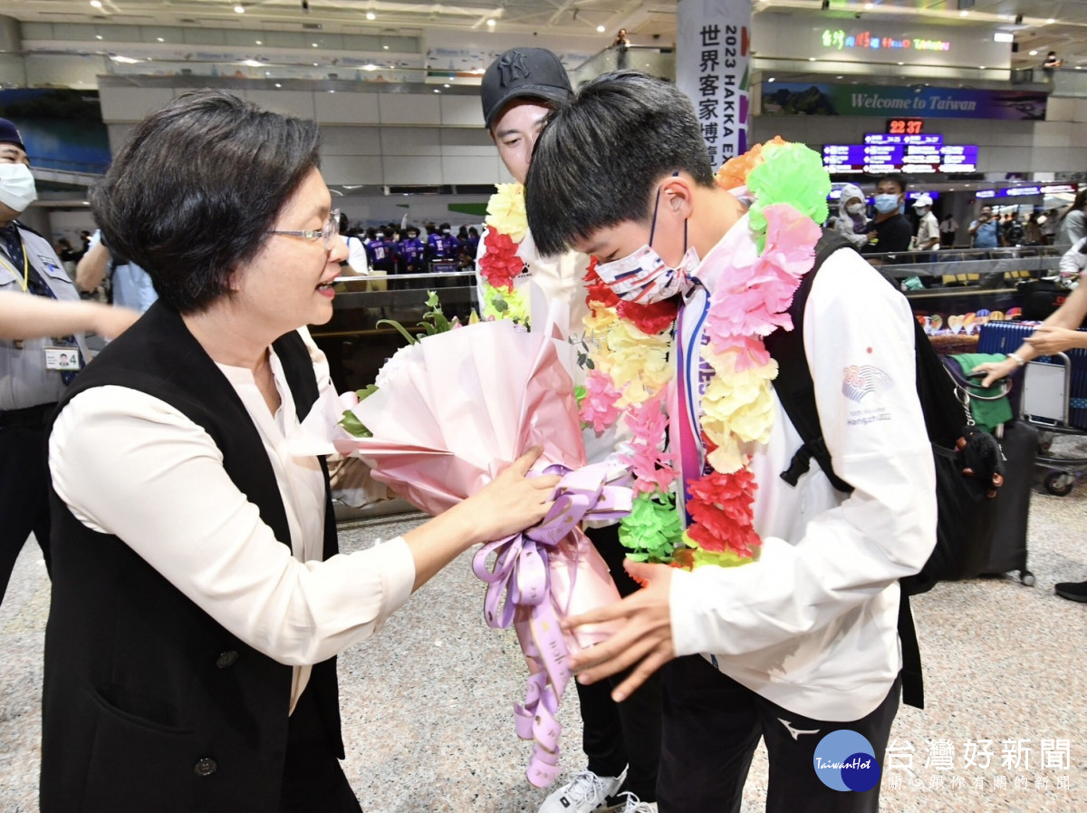施沛妤與教練倆人一入境桃園機場,縣長王惠美披掛彩帶。圖/彰化縣政府提供