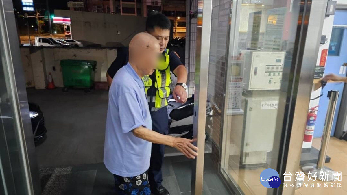 八旬老翁深夜外出迷途,壢警溫馨協助返家。