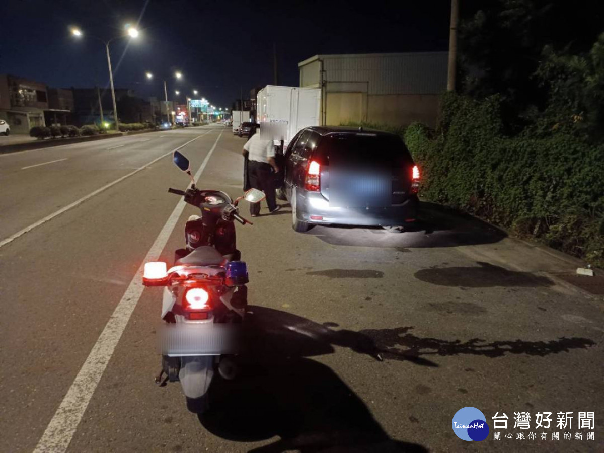 吳分隊長協助攙扶老婦上救護車並安撫老婦留意身體，讓柯姓老婦緊急送至林口長庚醫院急救。