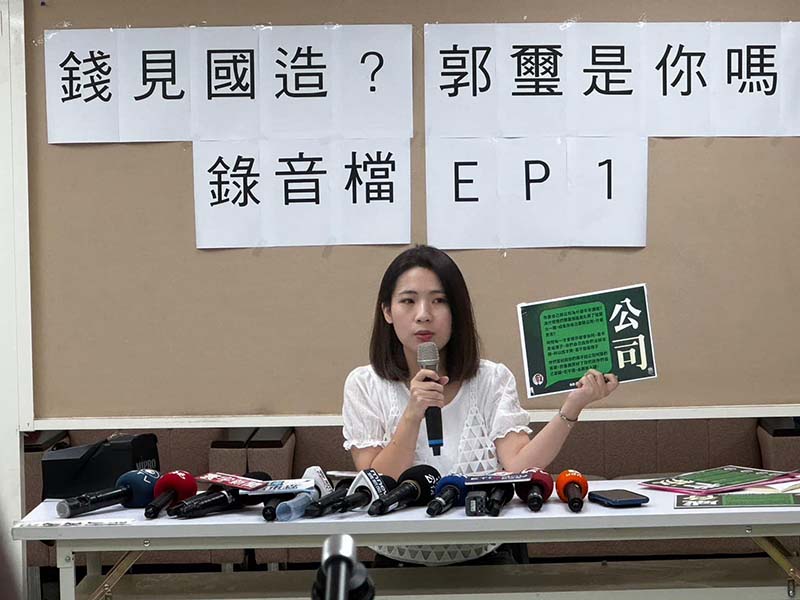 國民黨台北市議員徐巧芯喊話潛艦小組召集人黃曙光,請回答是否認同我們的潛艦是詐騙集團所蓋。圖/引自徐巧芯臉書