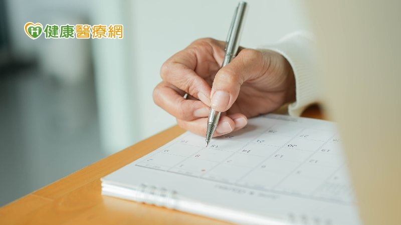 失智者推出「2024珍愛記憶月曆」 友善失智月曆輔具不僅自助也助人!