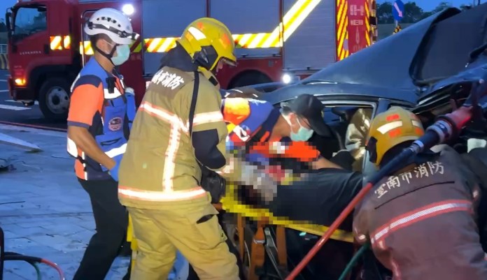 颱風夜死亡車禍! 台南19歲男開車夜遊自撞路燈燈桿傷重不治 66 1696484121750 | 社會 社會 記者爆料網