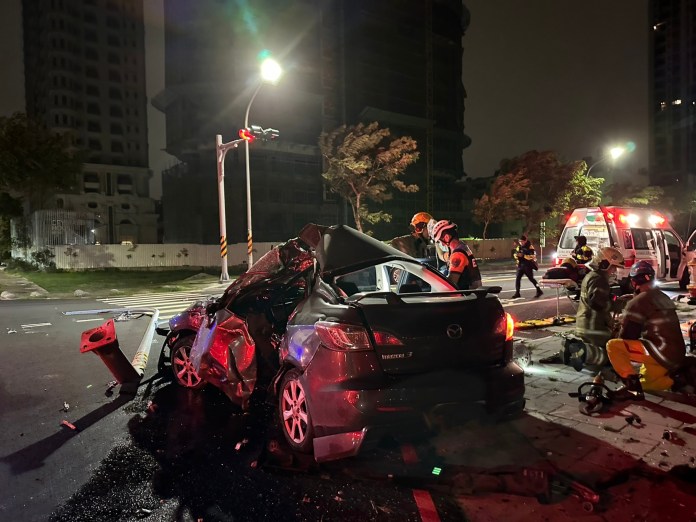 颱風夜死亡車禍! 台南19歲男開車夜遊自撞路燈燈桿傷重不治 67 颱風夜,死亡車禍,台南