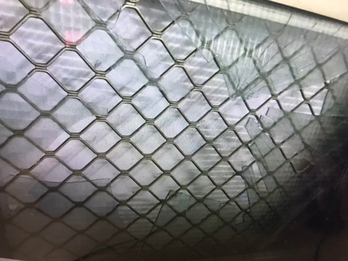 離奇死亡!婦人疑遭脫落倒下鋁門砸中 玻璃碎片割動脈流血過多致死 63 | 社會 社會 記者爆料網