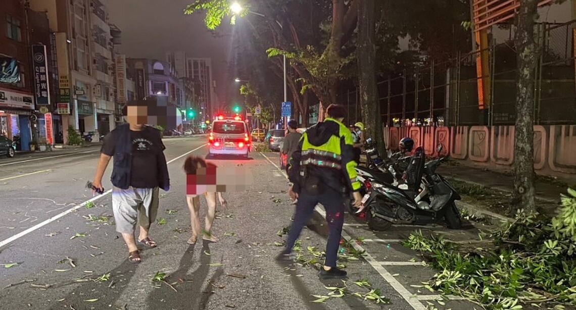 路樹樹枝遭強風吹落壓傷女騎士與乘客 警速到場管制協助就醫