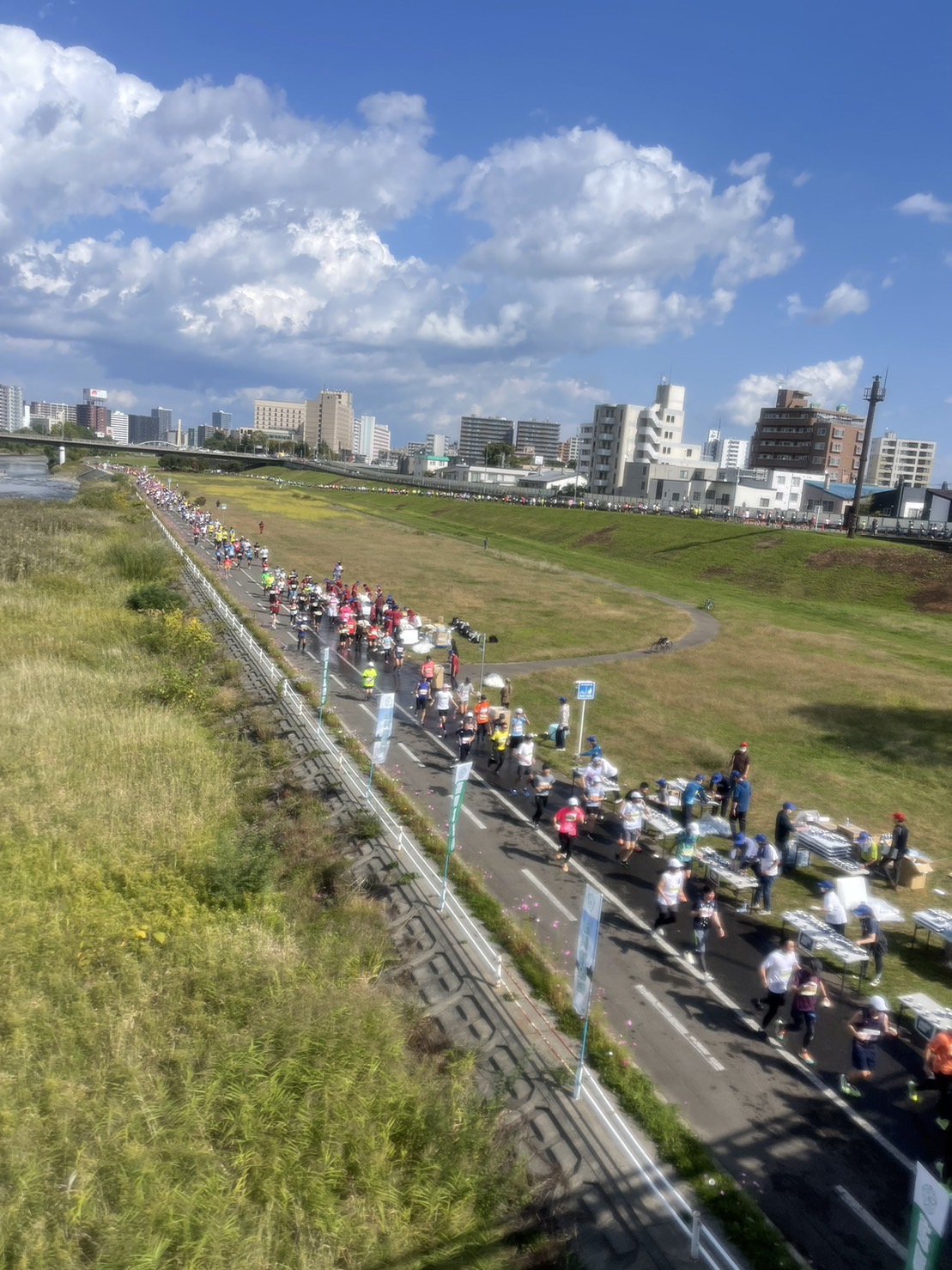 回程時跑在陸橋集合,平時的壯觀畫面令人印象深刻 圖片來源:醫護鐵人