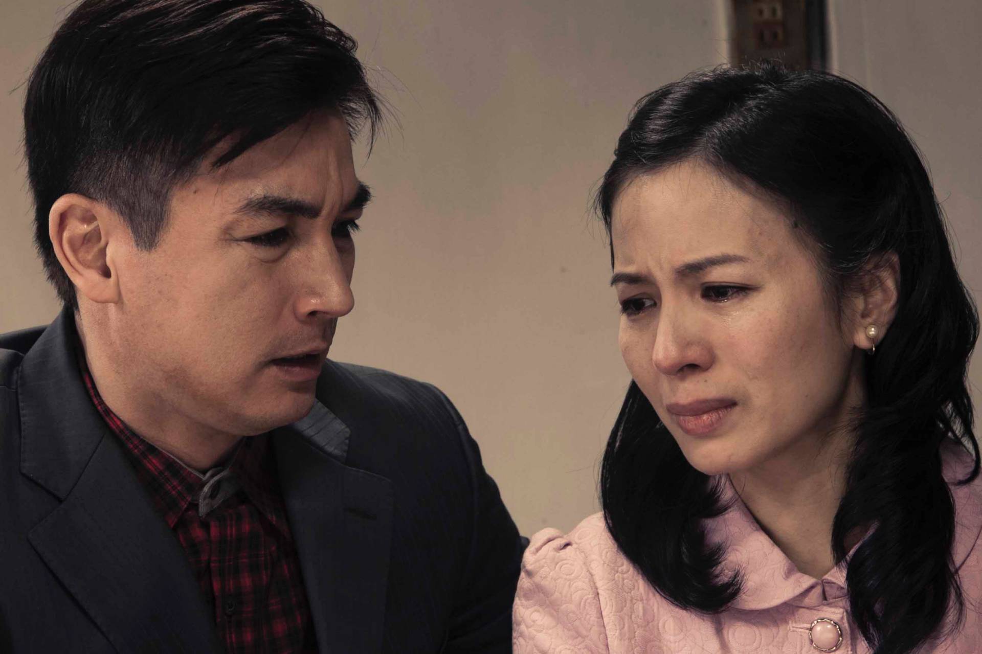 伊正(左)與已故的洪瑞襄(中)在《生命的樂章》中飾演夫妻,劇中兩人面對大兒子往生痛苦