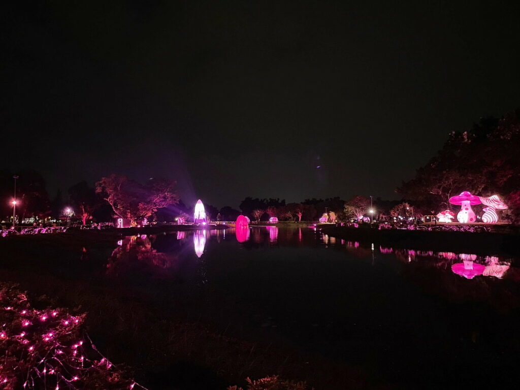 打造時尚「芭比粉」潮流，有「月光交響曲」、「浪漫畫布」等8大粉紅夢幻裝置藝術。