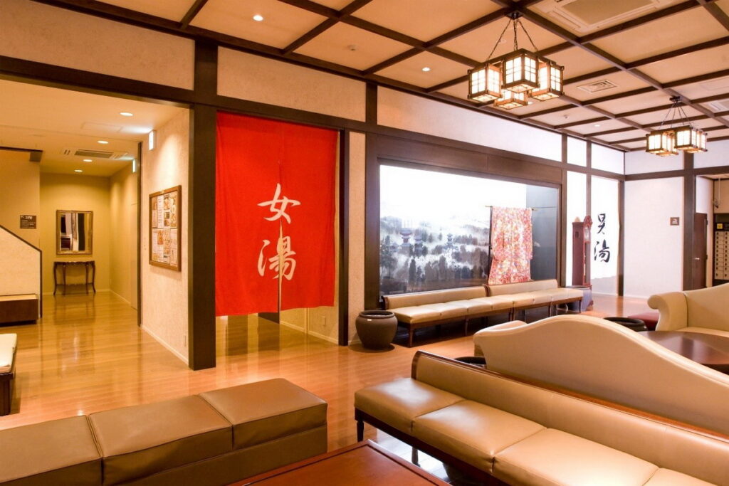 東京染井溫泉SAKURA大廳美觀氣派，感覺舒適典雅，設有許多座椅供來客歇息。（©東京染井溫泉SAKURA）