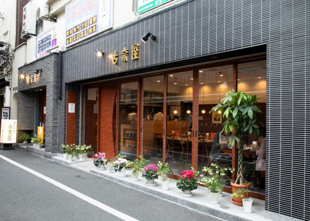 古奈屋位在小巷之中，超人氣的咖哩烏龍麵，時常需要排隊才能進場。（ⒸKONAYA）