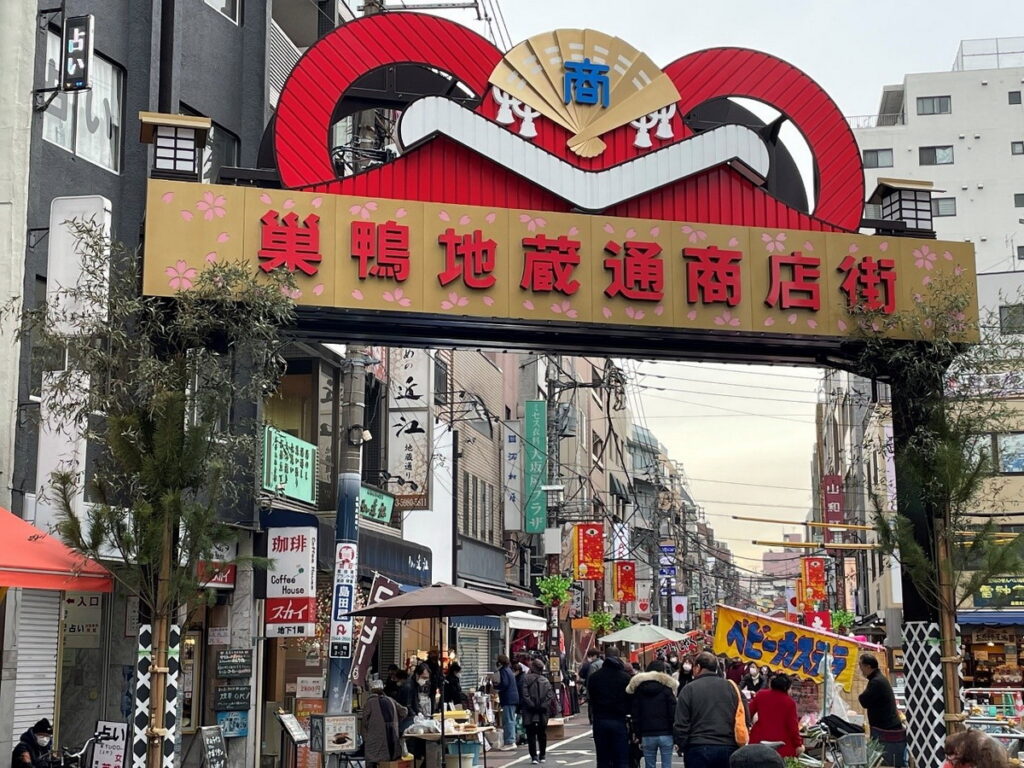 同為傳統氣味濃厚的地區，巢鴨地藏通商店街的氣氛與淺草大有不同，更為庶民生活化。（Ⓒ巢鴨地藏通商店街振興組合）