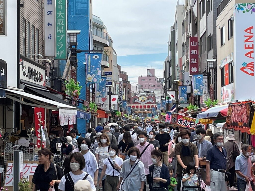 有許多人到巢鴨地藏通商店街購買物品與傳統美食。（Ⓒ巢鴨地藏通商店街振興組合）