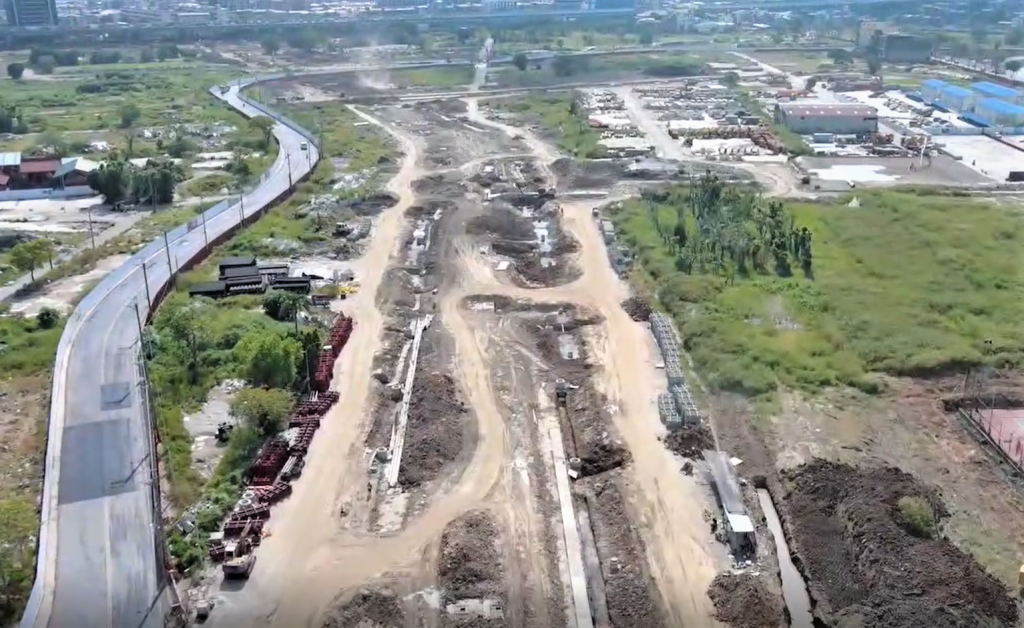 領航路地下箱涵幾近完工,正在進行路面回填工程。(新北市地政局提供)