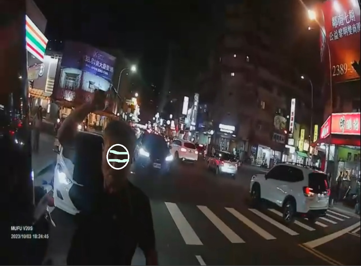 ▲圖說:男子全身酒氣於馬路中大聲咆嘯,員警一查竟是通緝犯 (圖/台中市政府提供)