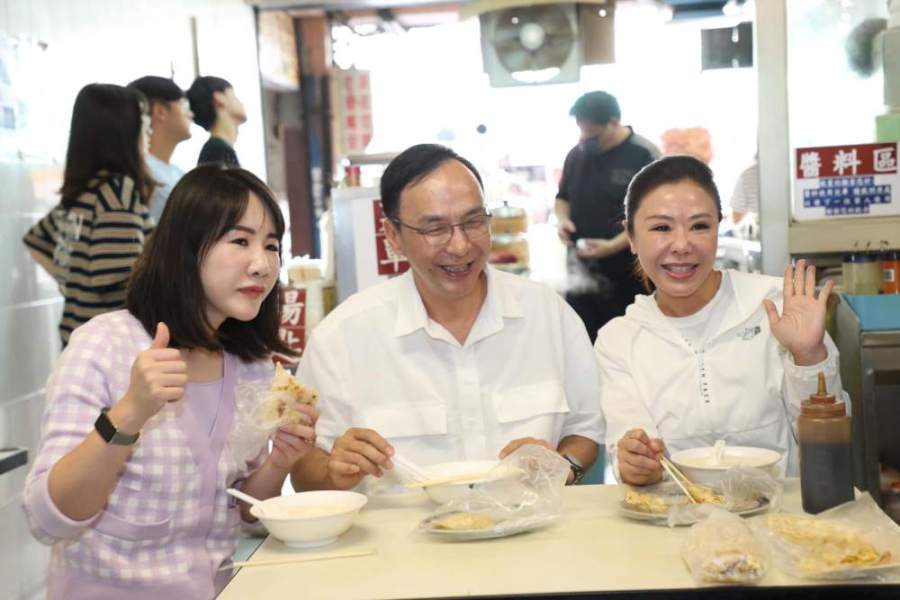 【國會決戰百日3-2】國民黨估席次將大幅上升 這些區域「綠地變藍天」機會大 246 謝衣鳯、李彥秀、朱立倫一起吃早餐。