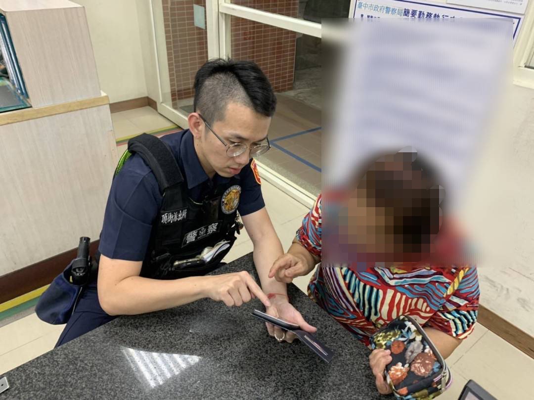 首先安撫了張女士緊張的情緒，然後要求她通過電話聯繫那位臉書好友，才發現好友的帳號被盜用。（圖/記者江雁武翻攝）