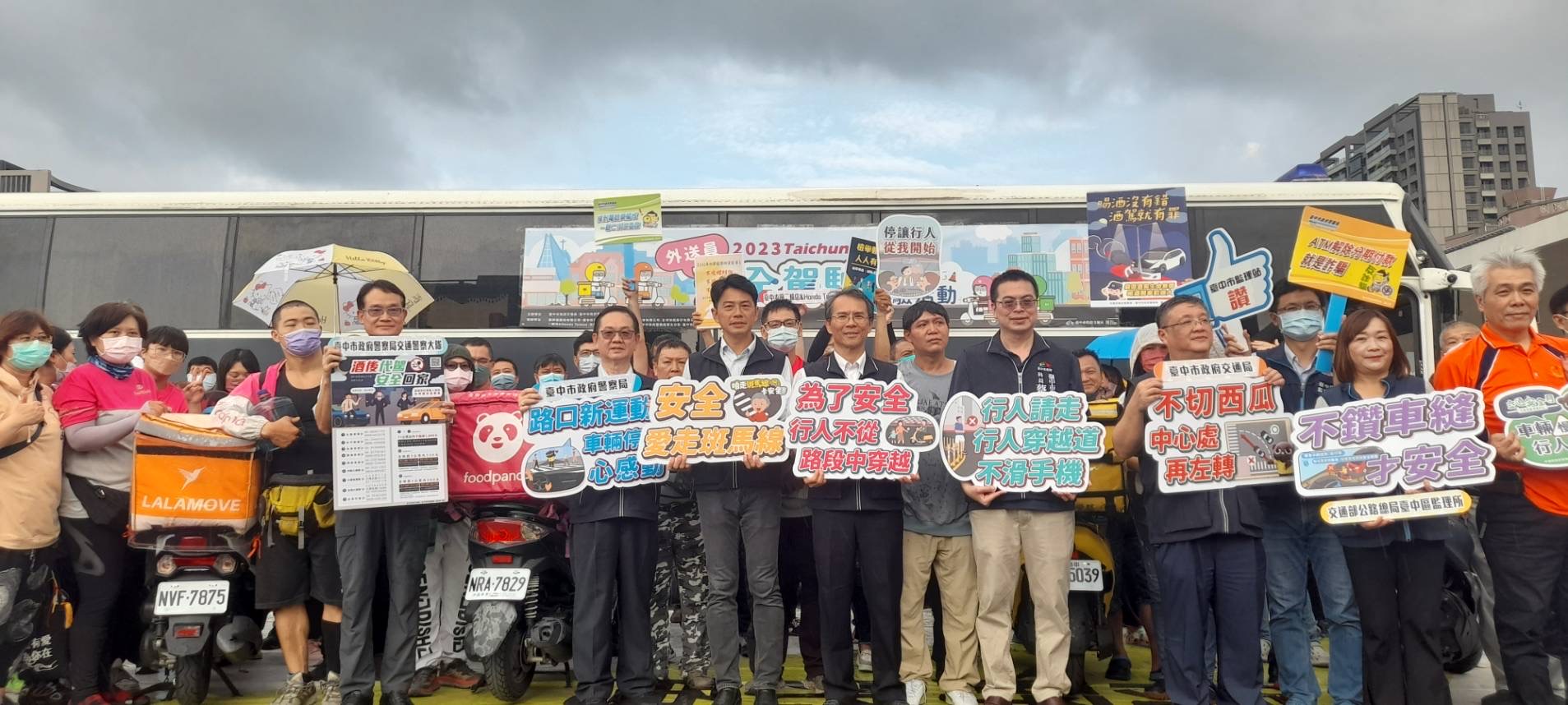 臺中市政府警察局與交通局合作在第五分局禮堂和崇德拖吊場設立攤位，向外送員宣導防詐知識。（圖/記者江雁武翻攝）