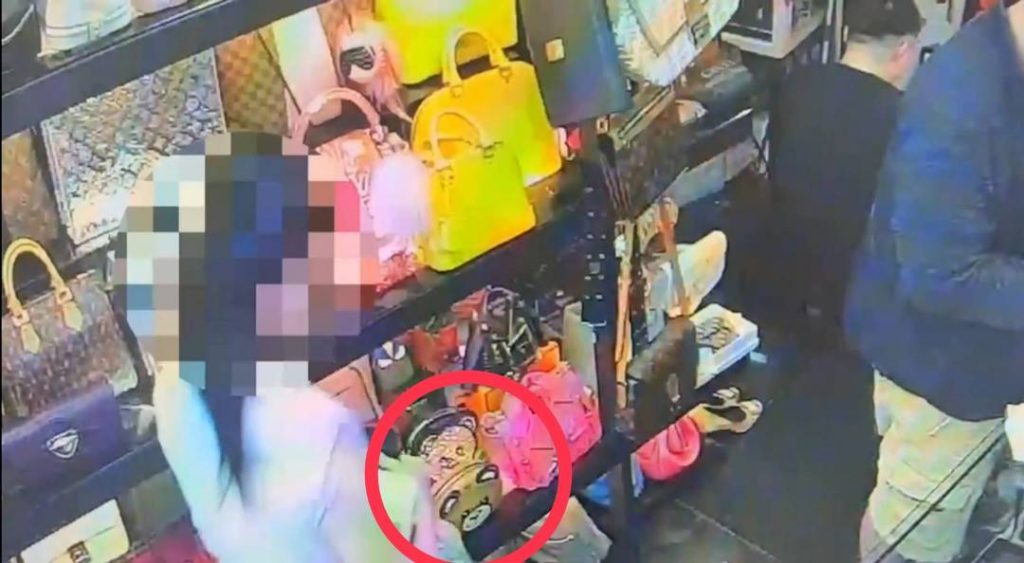 犯嫌竊取後擔心遭店家發現，挪移旁邊小熊包至原揹包位置。（記者林金聖翻攝）