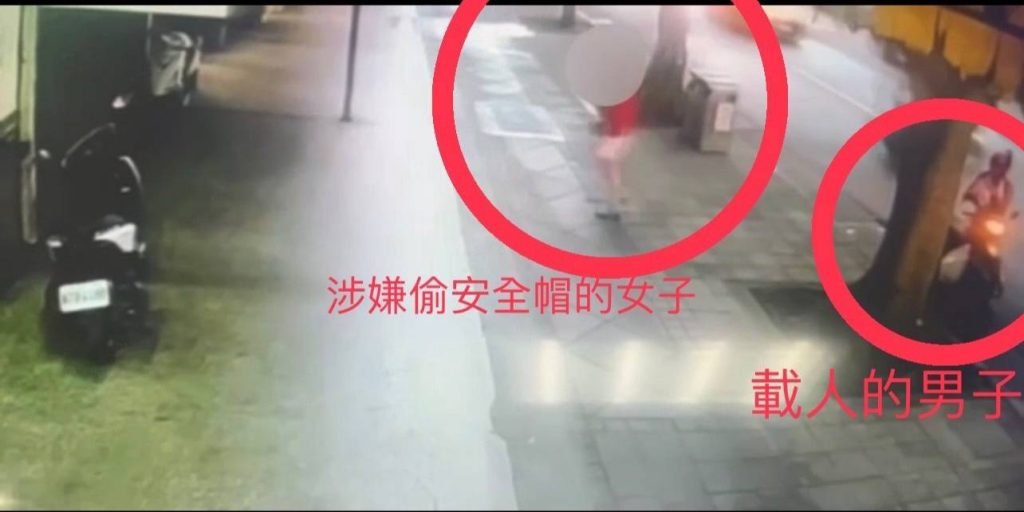 女子沒安全帽直接走向他人機車拿走他人安全帽。（記者林金聖翻攝）