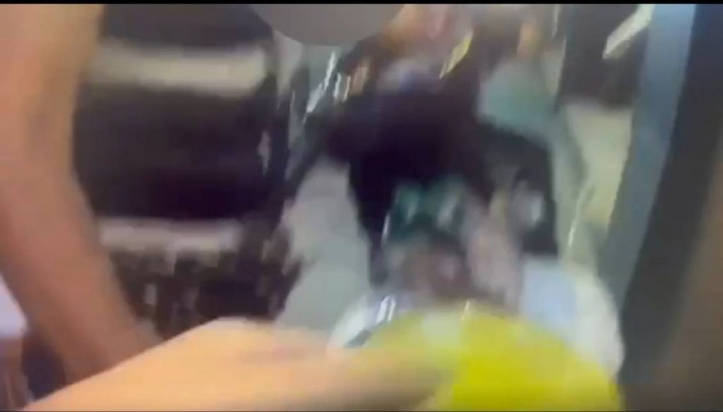 警循線以車追人逮捕竊嫌取出贓物。（記者林金聖翻攝）
