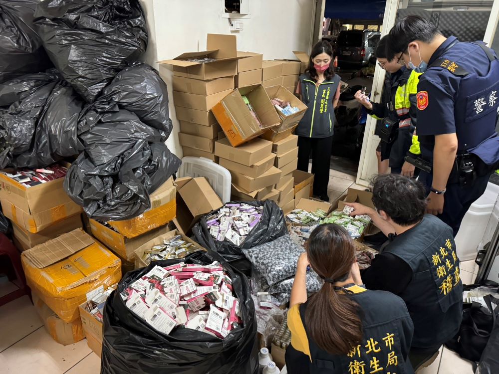 《圖說》查獲煙彈、煙油原料及組合元件。〈衛生局提供〉