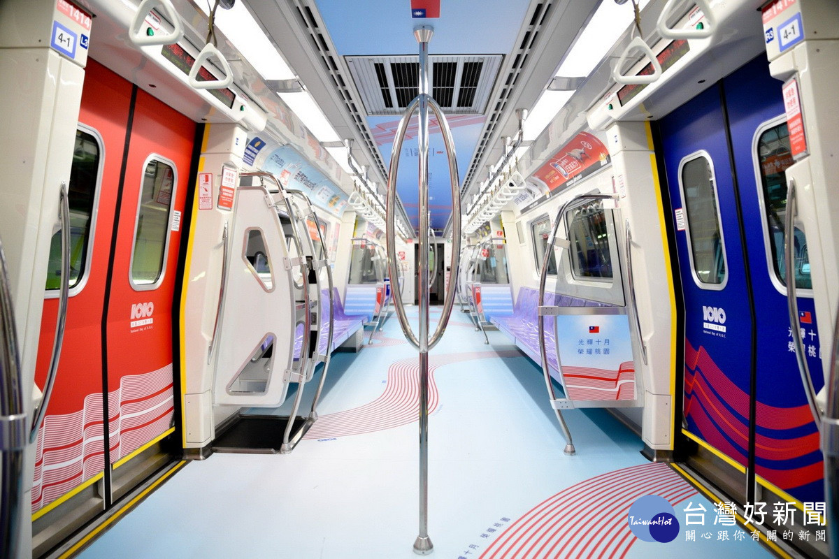 光輝十月榮耀桃園,桃園機場捷運線推出國慶彩繪列車。