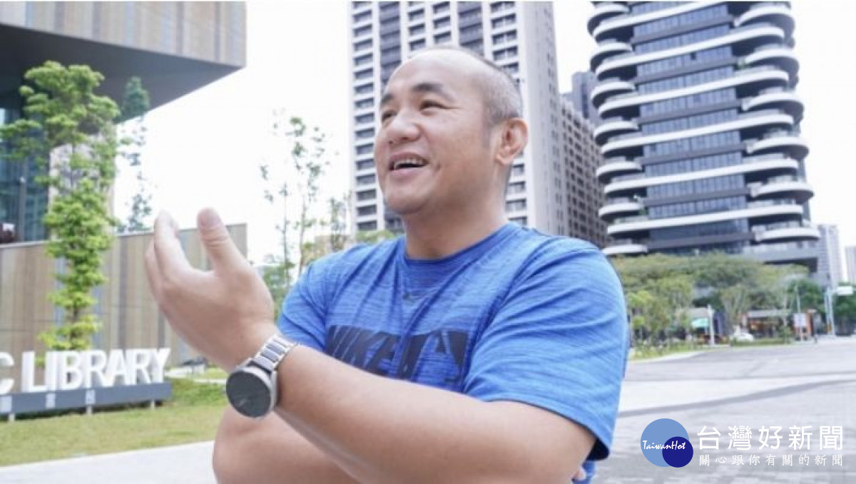 張泰山擔任國歌領唱人,邀民眾到桃園參加升旗典禮。