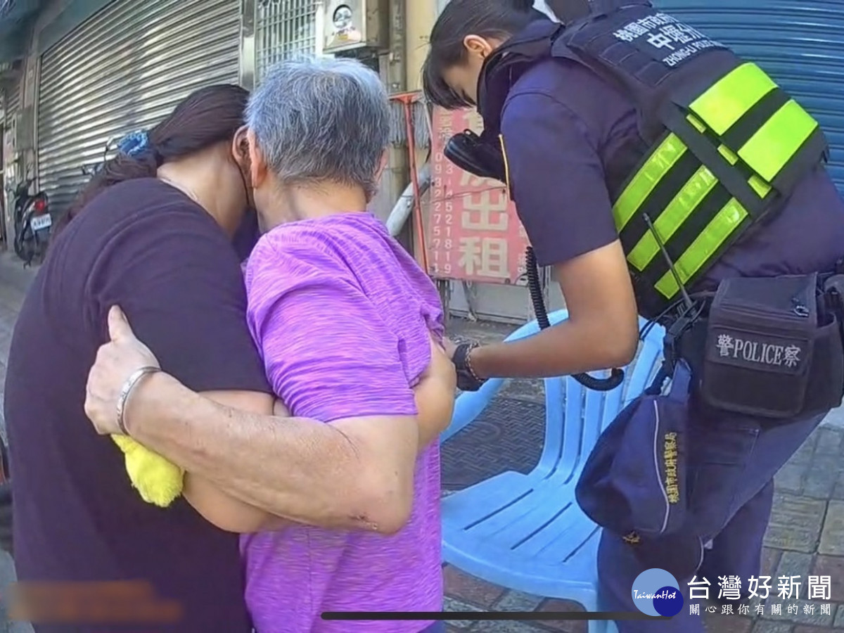 7旬老婦跌倒坐路邊,警方協助救護保安全。