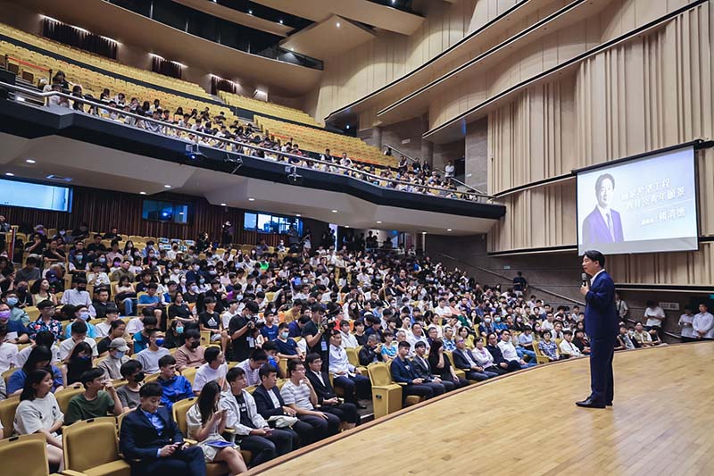 民進黨總統參選人賴清德密集走訪大學校園開講,盼爭取日漸流失的年輕選民回流。圖/引自賴清德臉書