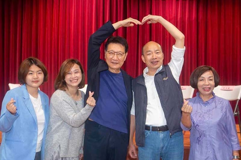 趙少康(左三)發起「戰鬥藍再動員 國民黨要過半」活動,邀韓國瑜(右二)與侯友宜同台。圖/取自韓國瑜臉書
