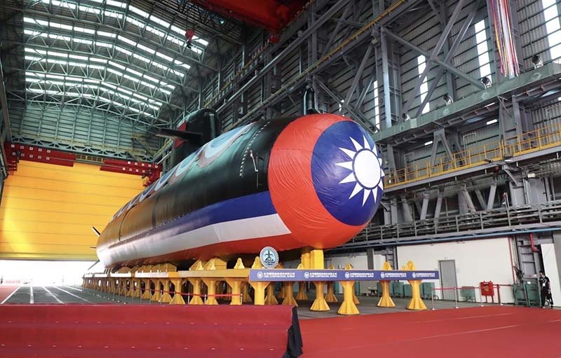 首艘國造自製潛艦「海鯤號」9月28日下水,黃征輝說,兩家顧問管理公司都沒能力,「現在做到的,台船自力就可做到。」圖/引自國防部臉書