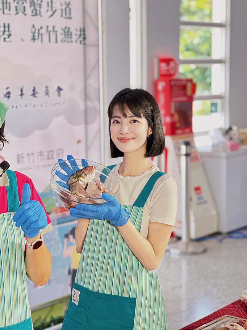 新竹市府發言人徐千晴是在擔任民眾黨發言人時,指民進黨立委鄭運鵬服務處徵才不揭露資訊「猶如詐騙集團」,鄭因此憤而提告。圖/引自徐千晴臉書