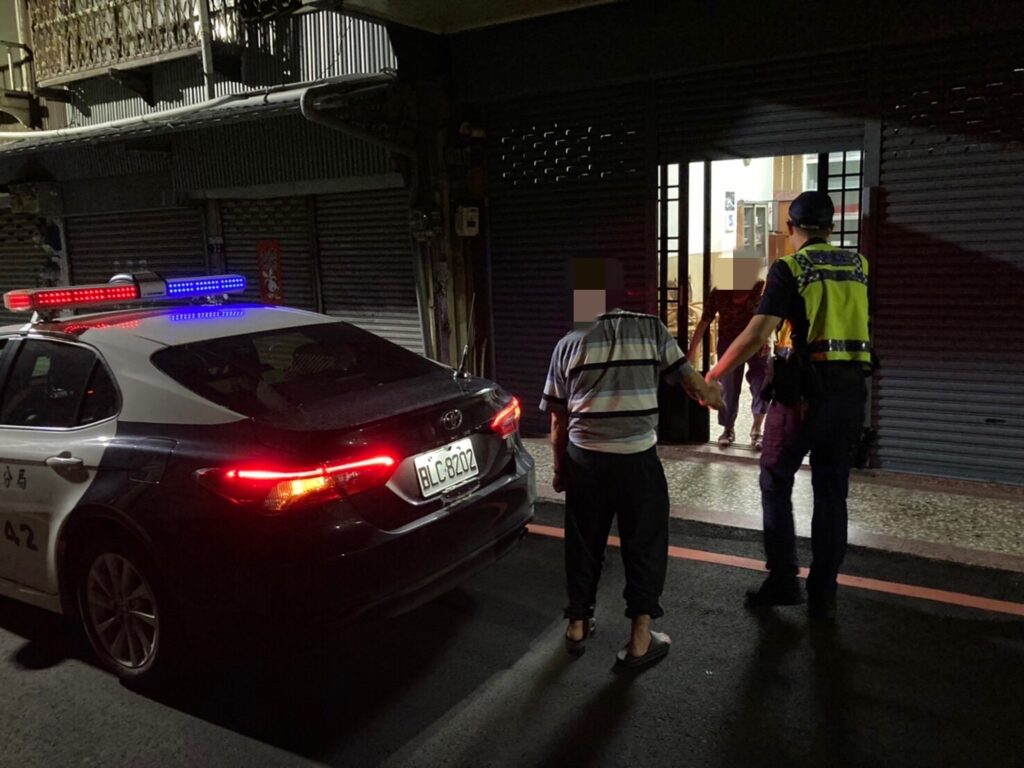 ▲圖說:員警牽著蔡姓老伯,踏著緩慢的步伐坐上警車,平安送返家 (圖/台中市政府提供)
