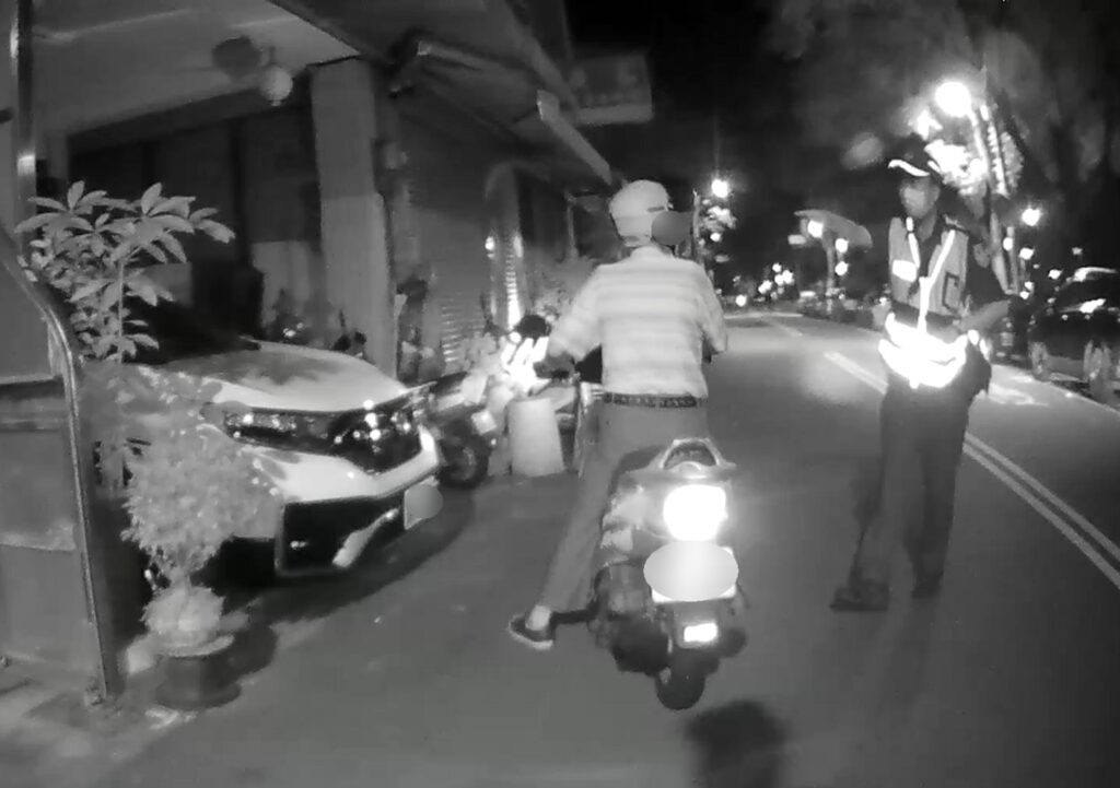 ▲圖說：老翁「過家門而不入」，幸在員警協助下安然返家 （圖／台中市政府提供）