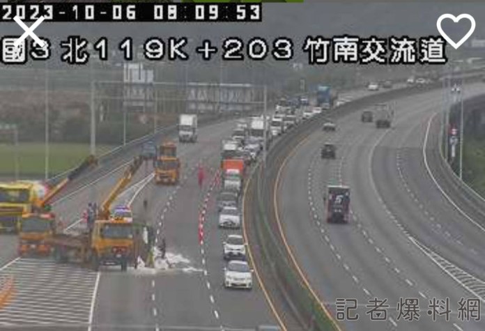 國3竹南交流道1大貨車翻覆 白米散落滿地司機受傷 63 1041612 | 社會 社會 記者爆料網